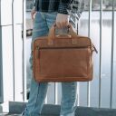 The Chesterfield Brand Kožená taška na notebook 15,6" Calvi C40.103331 koňak v ruke