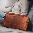 The Chesterfield Brand Kožená toaletná taška Stefan C08.016631 koňaková v ruke
