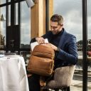The Chesterfield Brand Pánsky kožený batoh na notebook Austin C58.018431 koňakový v ruke